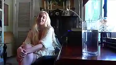 Big Tits Stepmom Come Into My Room With Sexy Outfit In The Morning - Dee Dee