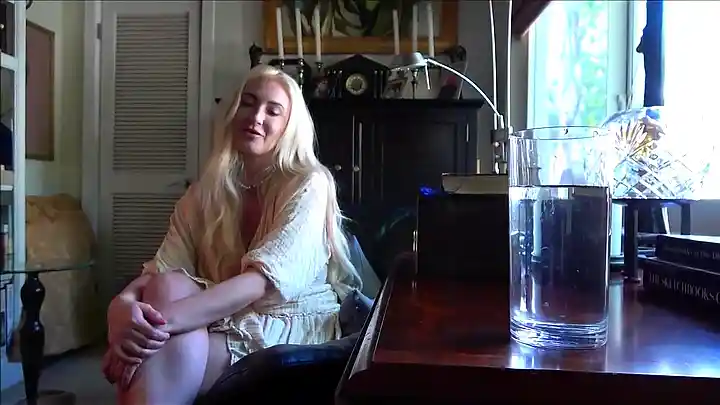 Big Tits Stepmom Come Into My Room With Sexy Outfit In The Morning - Dee Dee