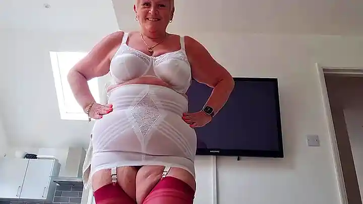 This homemade mature babe loves to squirt while getting her fat ass pounded