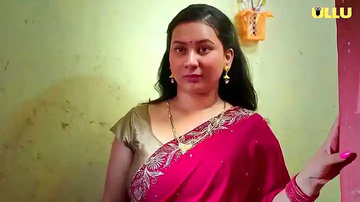 Watch this mature housewife strip down & tease with her massive tits and juicy ass