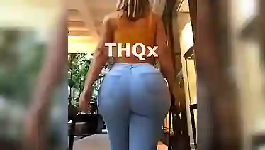 Gostosa com bunda grande em jeans