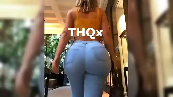 Gostosa com bunda grande em jeans